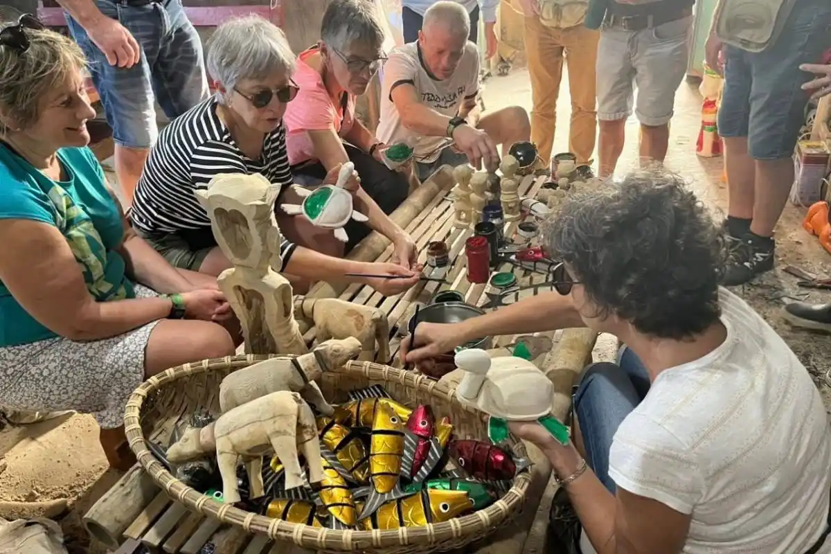 Coloring water puppetry with Ecohost