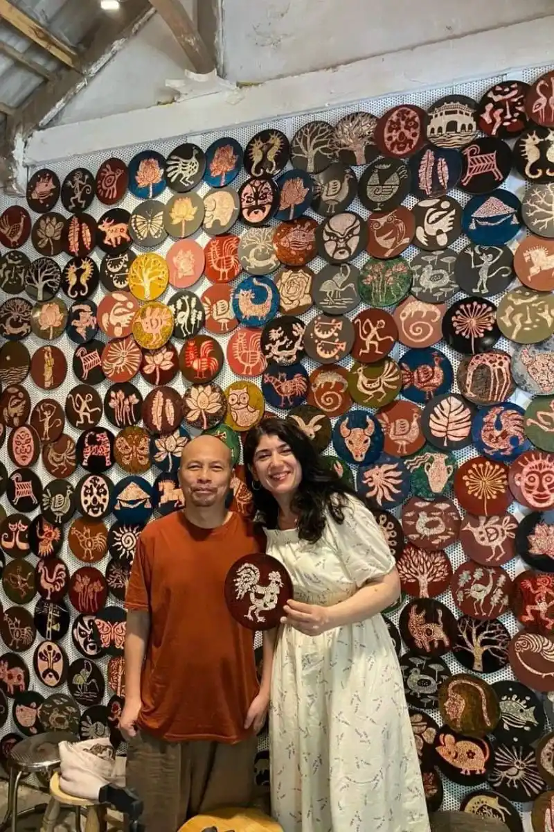 Ecohost Local Art Experience with Visitors