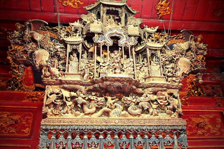 Quan Thanh temple in Vietnam eco trip