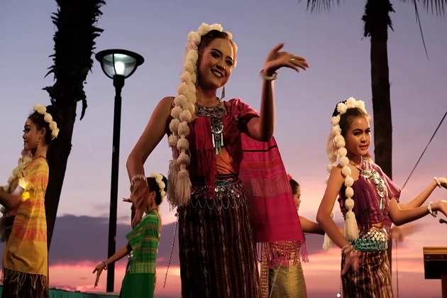 Thai Folk Dancing