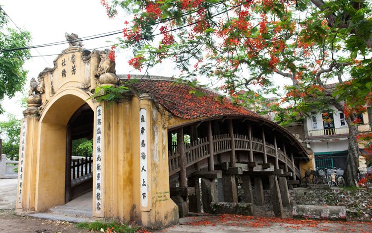 Tile-roofed Bridge