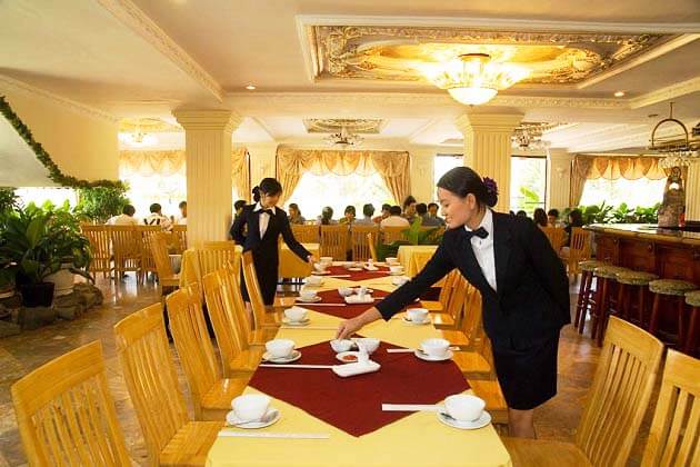 Wait for the Table Arrangement before Sitting down