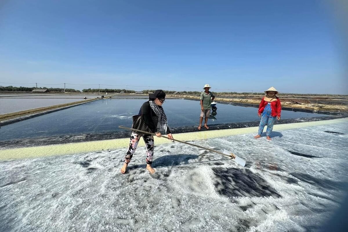 làm muối ở làng nghề bạch long
