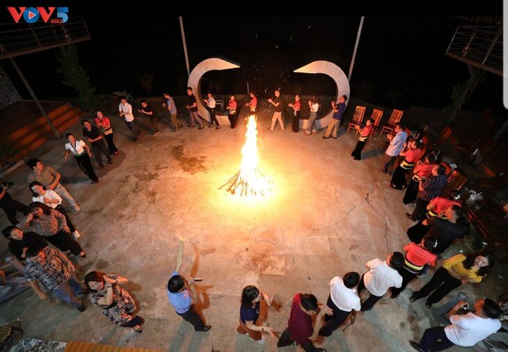 Hoạt động team building ngoài trời tại Sundara Retreat Ecohost với cảnh đồng quê yên bình