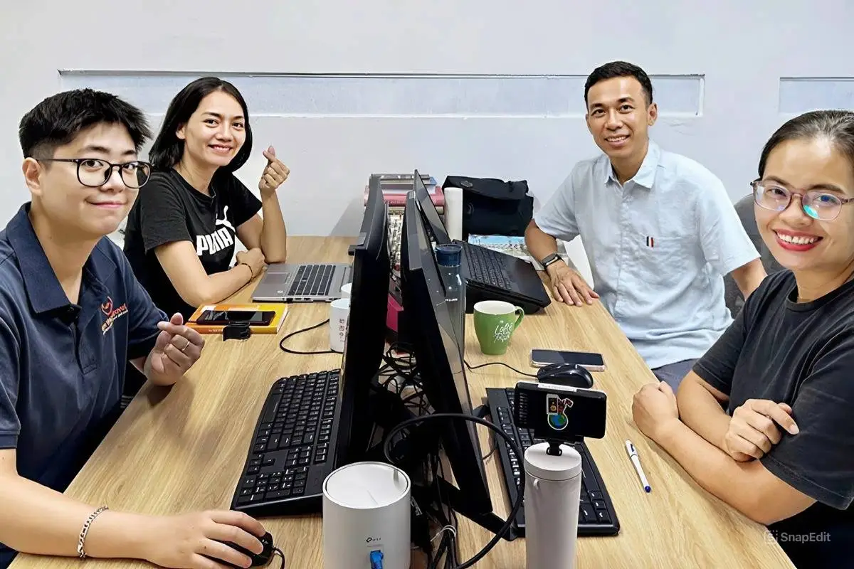 Bà Bùi Tuệ Nhàn cùng đội ngũ Ecohost