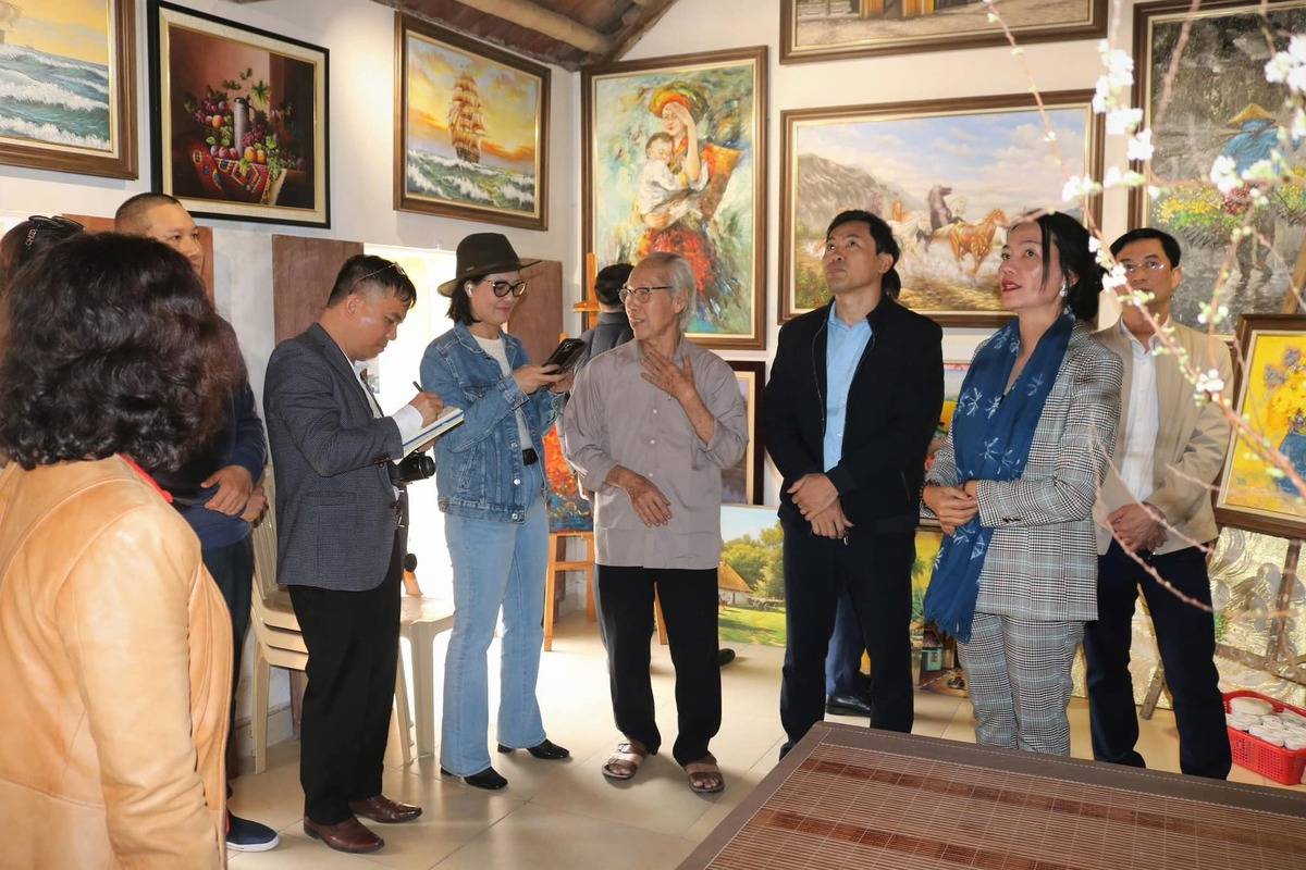 Bà Bùi Nhàn - Ecohost - làng tranh